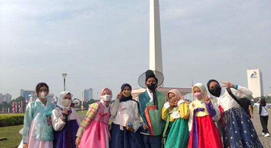 Teman-Teman KCCI Menggunakan Hanbok dan berkeliling Monas/FOTO: Baladeka/Anti Albaqiya