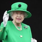 Ratu Elizabeth II melambai ke massa saat perayaan Platinum Jubilee Pageant di Istana Buckingham, London, Minggu (5/6/2022). Ratu Elizabeth II meninggal dalam usia 96 tahun pada Kamis (8/9/2022).(AP PHOTO/FRANK AUGSTEIN)