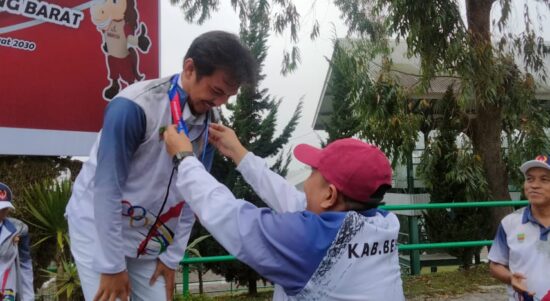 PRESTASI : Atlet cabang olahraga (Cabor) Persatuan Olahraga Berkuda (Pordasi) Kabupaten Bekasi berhasi meraih medali emas pertama pada Pekan Olahraga Provinsi (Porprov) Jawa Barat 2022.