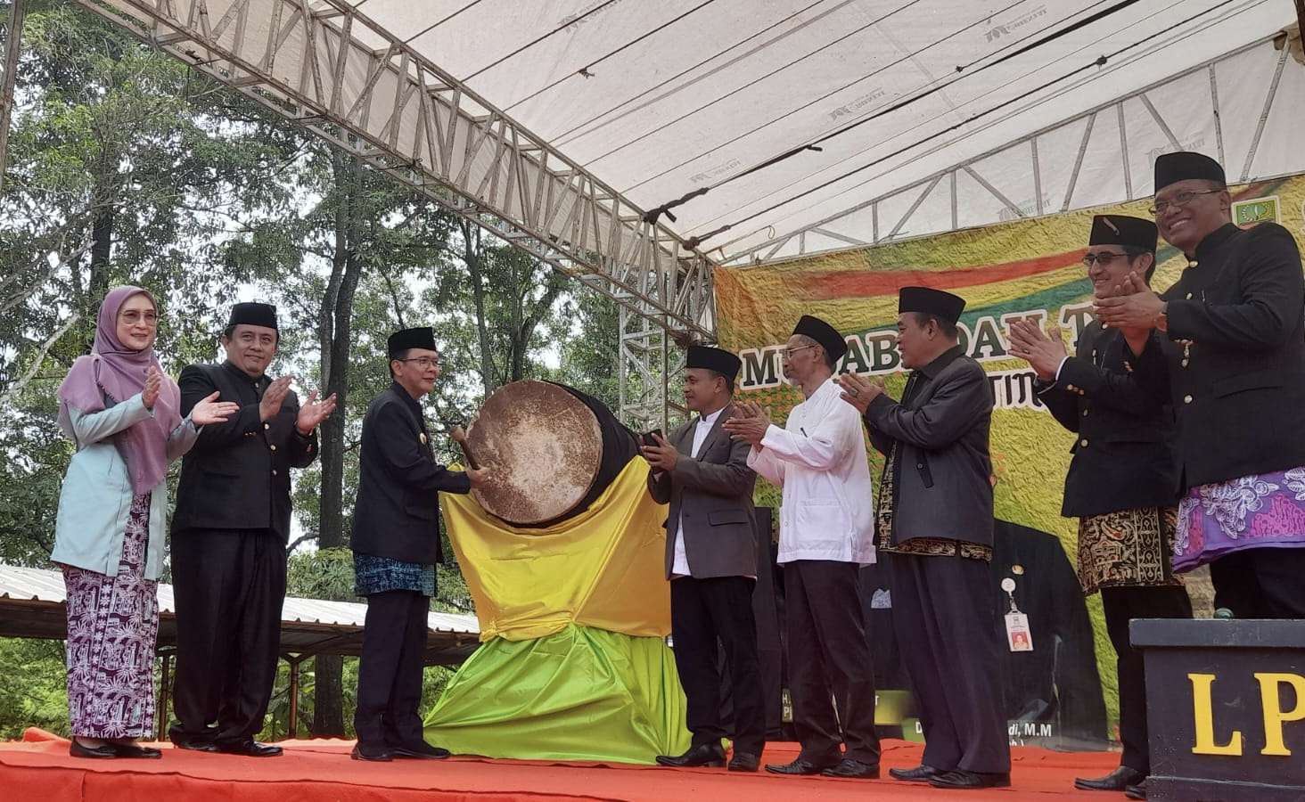 Pj Bupati Bekasi Dani Ramdan membuka secara resmi Musabaqoh Tilawatil Quran (MTQ) ke-54 tingkat Kabupaten Bekasi di Bumi Perkemahan Karang Kitri, Desa Karangmulya, Kecamatan Bojongmangu, pada Sabtu, (12/11/2022).