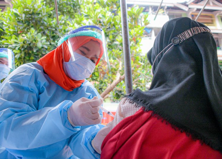 Seorang Warga Disuntik Vaksin oleh Petugas/FOTO: sehatnegeriku.kemkes.go.id