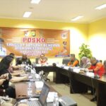 Pj Bupati Bekasi Dani Ramdan memimpin rapat evaluasi Tanggap Darurat Bencana Hidrometeorologi, di Gedung BPBD Kabupaten Bekasi, Cikarang Pusat, pada Minggu (05/03/2023).