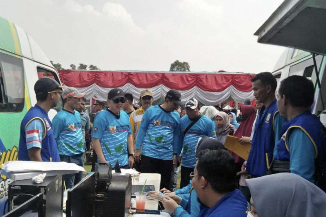 Pj Bupati Bekasi, Dani Ramdan menghadiri kegiatan pelayanan publik melalui Program Botram di Lapangan Stadion Mini Desa Cijengkol, Kecamatan Setu, Sabtu (11/03/2023).