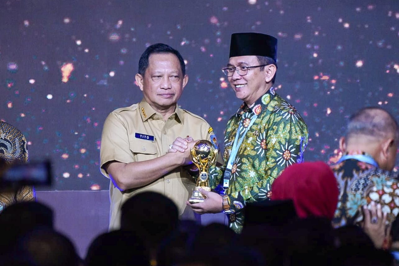 PENGHARGAAN : Menteri Dalam Negeri, Muhammad Tito Karnavian memberikan penghargaan Universal Health Coverage (UHC) atau Cakupan Kesehatan Semesta kepada Penjabat Bupati Bekasi, Dani Ramdan di Gedung Balai Sudirman, Tebet, Jakarta Selatan pada Selasa, (14/03/2023). Selasa (14/3/2023). FOTO: PROKOPIM SETDA KABUPATEN BEKASI.